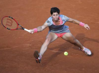 Карла Суарес Наварро обыгрывает Елену Веснину на кортах Roland-Garros