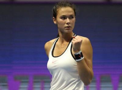 Наталья Вихлянцева  переигрывает Ли Ясуань в игре Кубка Федераций