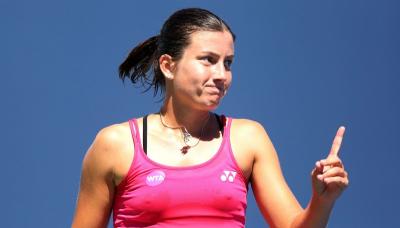 Анастасия Севастова переигрывает Саманту Стосур на турнире в Штутгарте