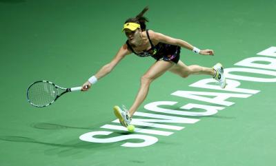 Агнешка Радваньска побеждает Гарбин Мугурусу во втором туре BNP Paribas WTA Finals