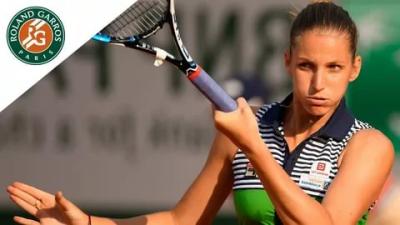 Каролина Плишкова с трудом переигрывает свою соотечественницу Барбору Крейчикову на старте Roland Garros