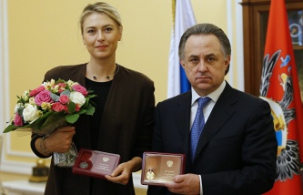 Мария Шарапова получила государственные награды из рук Министра спорта России Виталия Мутко 