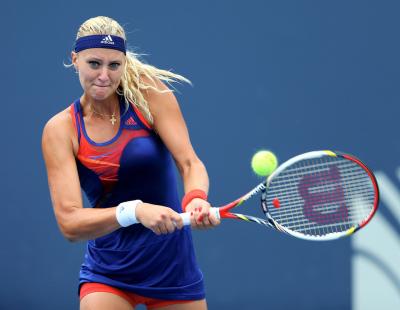 Кристина Младенович выбивает Каролину Плишкову из Dubai Duti Free Tennis Championships
