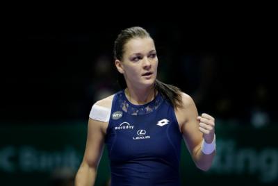 Агнешка Радваньска побеждает Гарбин Мугурусу, в полуфинале BNP Paribas WTA Finals
